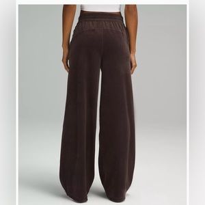 Lululemon - Scuba Mid-Rise Wide-Leg Pant
Velvet Cord